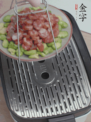 蠶豆鋪底，香腸鋪上，上鍋蒸15分鐘。