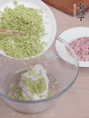糯米粉邊揉邊加水，成團(tuán)后揉進(jìn)蠶豆、咸肉。