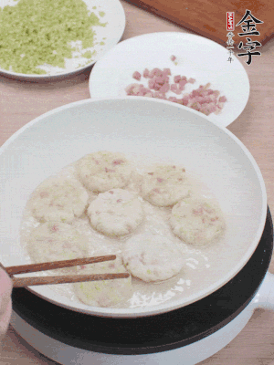 鍋中涼油，慢煎至兩面有脆殼。（油可以多一點(diǎn)）