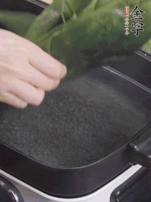 粽葉入沸水煮1分鐘，翻面再煮1分鐘，清洗干凈加水浸泡。