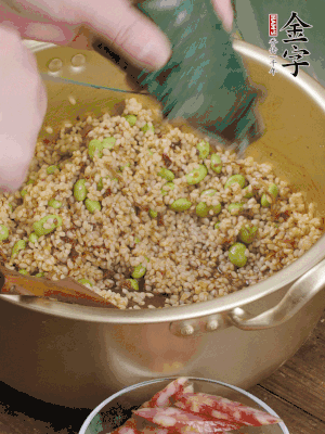 再附一張粽子，一齊向后折疊，線繩捆綁。