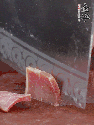 取金字火腿塊150g，切成薄片。生姜切片。