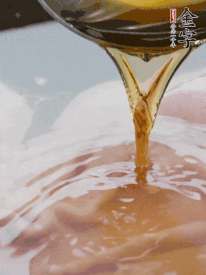 洗凈后冷水下鍋，加黃酒焯水。