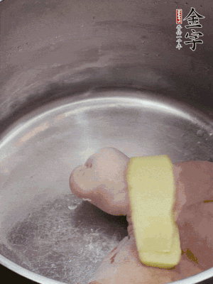 撈出洗凈后，加蔥姜、黃酒二遍焯水。