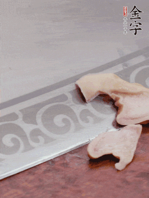 橫向一分為二，均勻切絲。