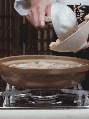 燜煮30分鐘，下花生、紅棗煮5分鐘。（花生提前預(yù)煮15分鐘）