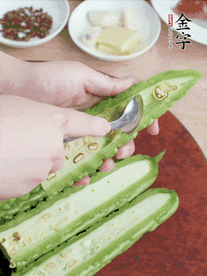 苦瓜去籽切薄片，一點(diǎn)鹽拌勻，10分鐘后沖洗控干。香蔥切蔥花、姜切末、蒜拍碎、干辣椒切圈。