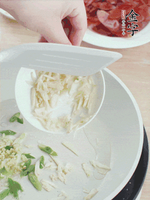 油4成熱，下蔥姜蒜、干辣椒、花椒煸出香味。