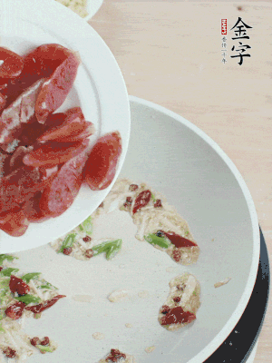 放香腸、苦瓜快速翻炒。