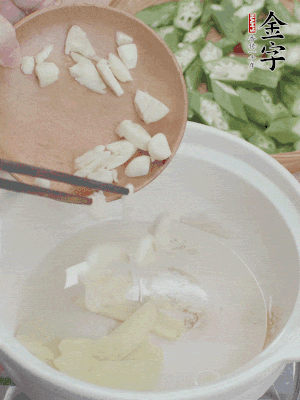 砂煲熱油，姜蒜、辣椒煸香。