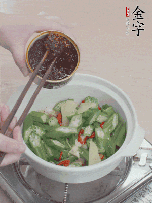 加1勺金字火腿干貝醬、1/2勺生抽攪拌均勻。