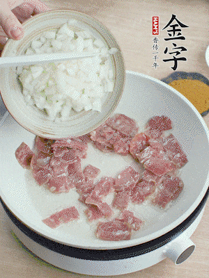 依次下洋蔥、紅菜椒、豌豆粒、玉米粒翻炒均勻。