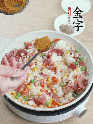 1勺咖喱粉、1/2勺鹽，少許黑胡椒碎炒均。