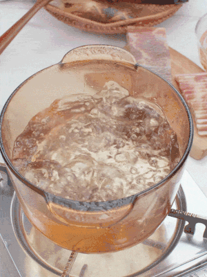 春筍切片焯水3分鐘，去除草酸澀味。