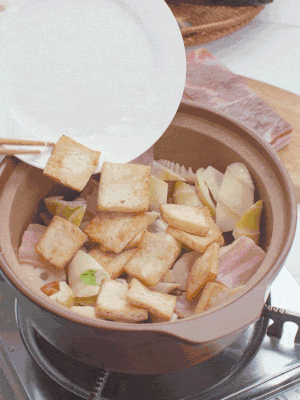 依次下春筍、豆腐，開水沒過(guò)食材。