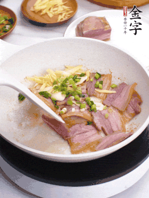 咸肉入鍋里煎至微金黃，下蔥姜蒜，撒幾顆花椒。