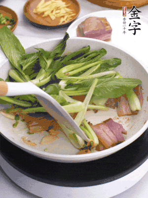 下小青菜翻炒，菜梆子變軟時，撒一點鹽、雞精調味。