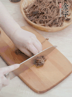 干茶樹菇浸泡過夜，去老根焯水，擠干水份。