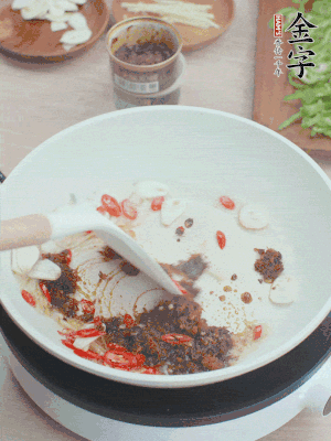 熱鍋涼油，姜蒜、辣椒、金字火腿xo醬炒香。