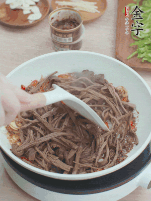 下茶樹菇煸炒4分鐘。