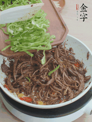 水分煸干，下青椒絲快炒1分鐘。