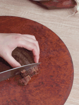 金字臘肉水煮15分鐘，切片。