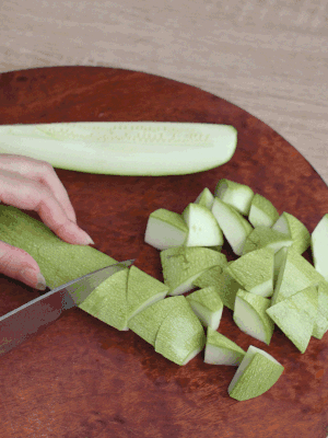 西葫蘆去籽縱向切成4份，斜切成厚片。