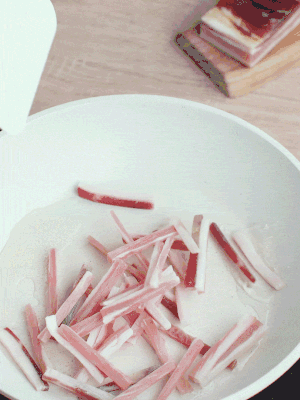 熱鍋涼油，下咸肉絲煸至出油。