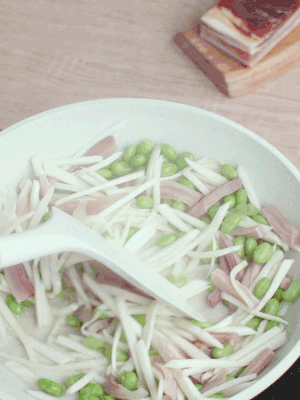 下茭白絲、青豆翻炒。