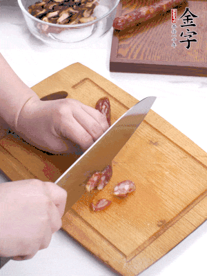 干香菇泡發(fā)切片，金字香腸切片，春筍切大粒。