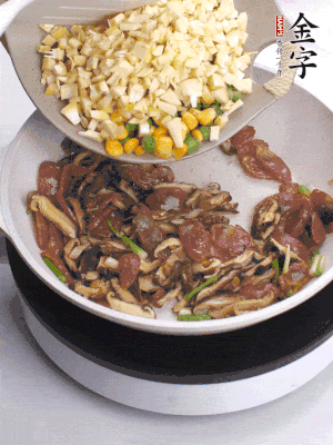 鍋里熱油，爆香蔥白，下香腸片炒至微微出油，加時(shí)蔬粒、香菇粒、春筍粒翻炒均勻。