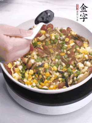 加2勺生抽、1勺蠔油、半勺老抽調(diào)味。