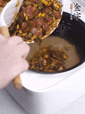 鋪在洗好的大米上，加清水，與食材持平。