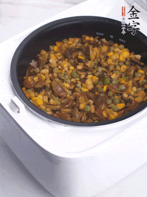 電飯煲按煮飯鍵，出鍋撒蔥花。