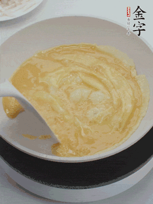 2個(gè)雞蛋炒散。