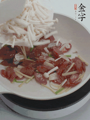 放白玉菇、青紅辣椒、雞蛋。