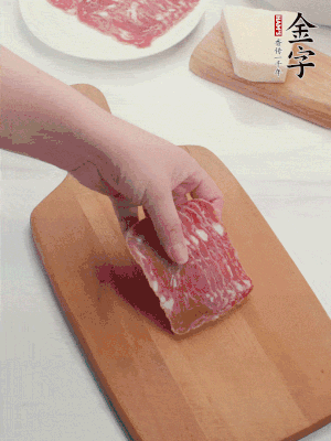 金字培根火腿改刀切小片；白洋蔥切??；新鮮豌豆剝殼。