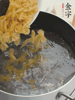 蝴蝶面加橄欖油煮熟；豌豆焯水30秒。