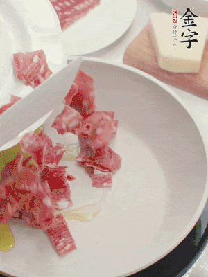 橄欖油煸香金字培根火腿。依次下豌豆、蝴蝶面、洋蔥。