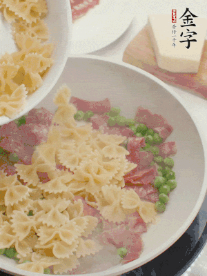 1小勺鹽調(diào)味，混合一起燉煮一下。