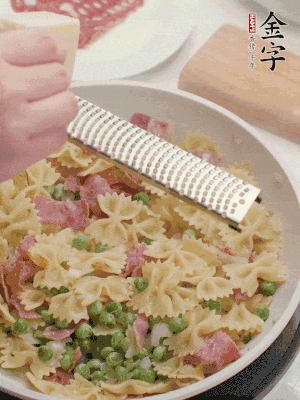 收汁后加入帕爾瑪芝士、歐芹碎和檸檬汁。