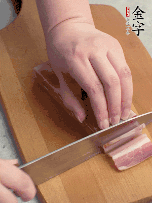 百合切去頭尾，分開洗凈;咸肉切薄片。