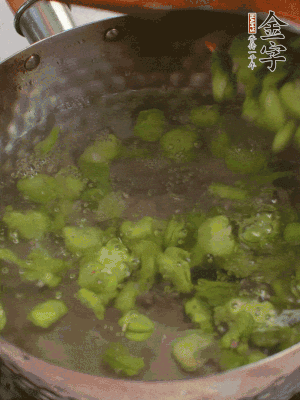 鍋中水沸，放一撮鹽，下蠶豆豆瓣焯3分鐘，下百合，3秒撈出，一起撈出瀝水。