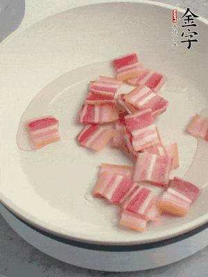 鍋中少許油，金字淡咸肉煸香。