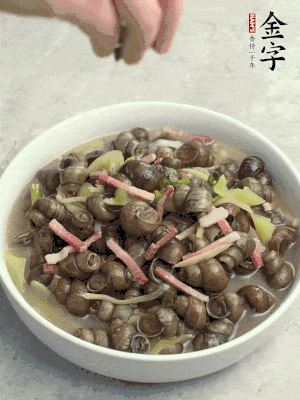 出鍋，撒點(diǎn)蔥花。