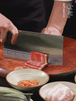 金字火腿上方切薄片，鮮五花肉切薄片。