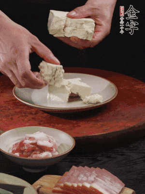 一塊老豆腐掰成大塊。