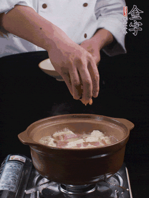 下蝦仁干，煮5分鐘。撒蒜葉，煮1分鐘。