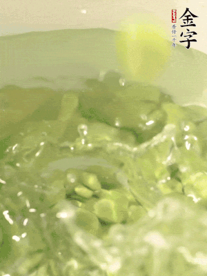 新鮮蠶豆熱水焯水30秒，然后浸入涼水。