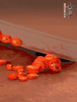 小米辣切圈，大蒜切片。